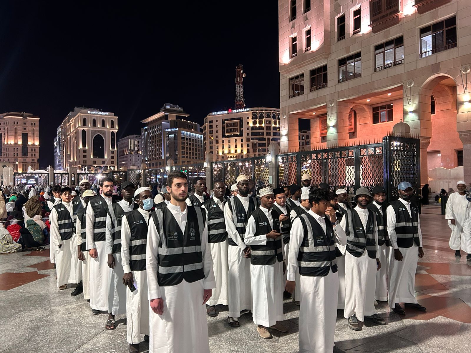 طلاب الجامعة الإسلامية يشاركون في خدمة ضيوف الرحمن بالمسجد النبوي الشريف بأكثر من 30 لغة 